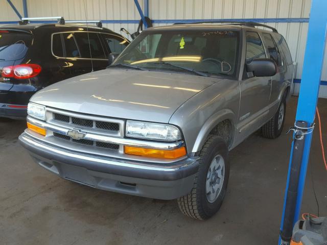 1GNDT13W32K168907 - 2002 CHEVROLET BLAZER SILVER photo 2