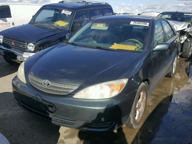 JTDBE30K220067215 - 2002 TOYOTA CAMRY LE GREEN photo 2