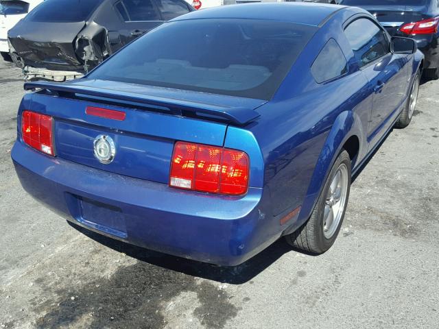 1ZVFT80N565246885 - 2006 FORD MUSTANG BLUE photo 4