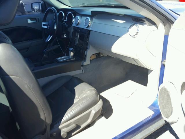 1ZVFT80N565246885 - 2006 FORD MUSTANG BLUE photo 5