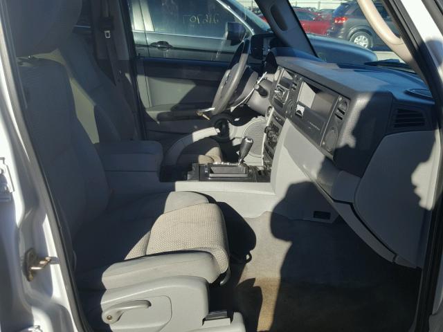 1J8HG48K96C225738 - 2006 JEEP COMMANDER SILVER photo 5