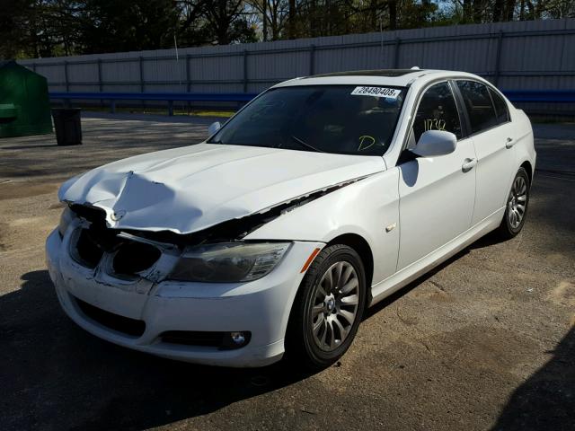 WBAPH77529NM31390 - 2009 BMW 328 I WHITE photo 2