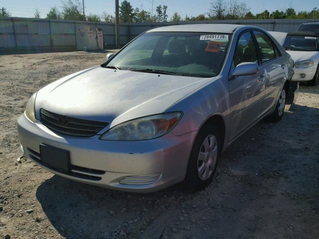 4T1BE32K82U517256 - 2002 TOYOTA CAMRY LE SILVER photo 2