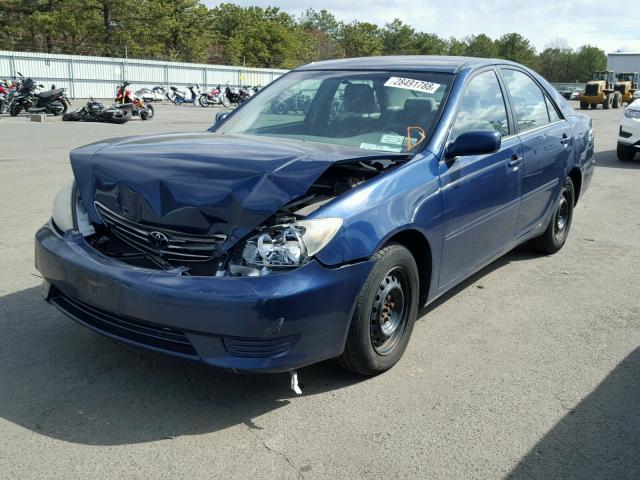 4T1BE30K75U095181 - 2005 TOYOTA CAMRY LE BLUE photo 2