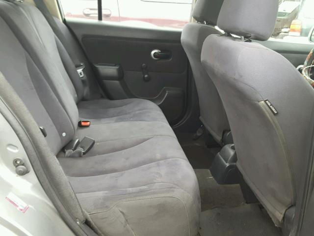 3N1BC13E48L444514 - 2008 NISSAN VERSA S GRAY photo 6