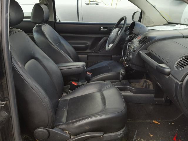 3VWPW3AG4AM013906 - 2010 VOLKSWAGEN NEW BEETLE 黑色 照片 5