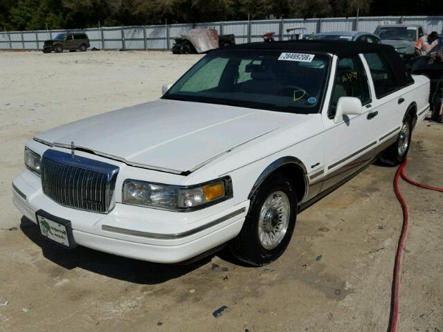 1LNLM82W8VY730809 - 1997 LINCOLN TOWN CAR S WHITE photo 2