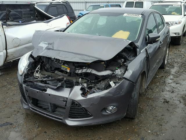 1FAHP3M2XCL453823 - 2012 FORD FOCUS SEL GRAY photo 2