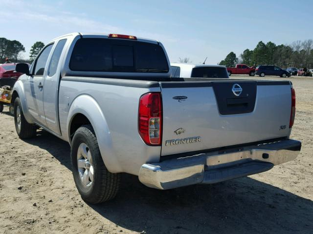 1N6AD06UX9C404953 - 2009 NISSAN FRONTIER K SILVER photo 3