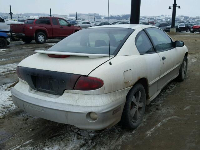 3G2JB12T2YS121746 - 2000 PONTIAC SUNFIRE SE WHITE photo 4