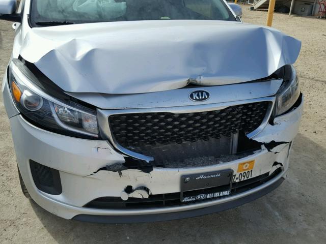 KNDMB5C12G6116692 - 2016 KIA SEDONA LX SILVER photo 9