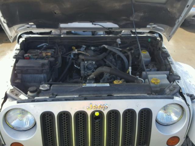 1J8GA59148L598701 - 2008 JEEP WRANGLER U SILVER photo 7