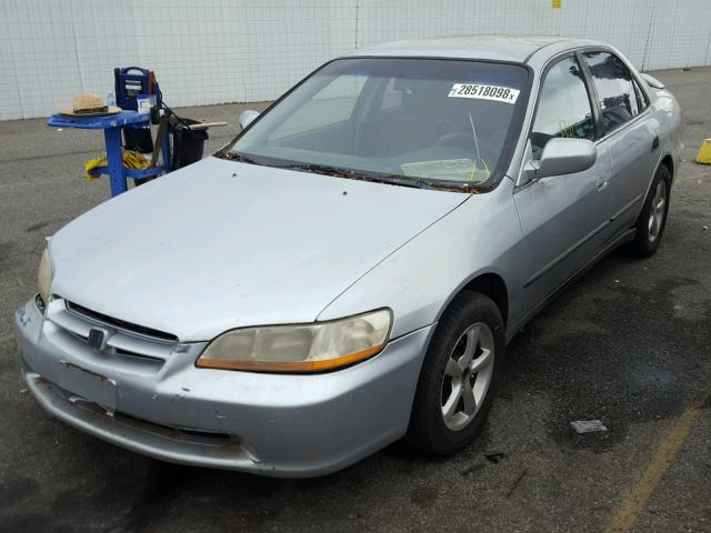 3HGCG6659YG703295 - 2000 HONDA ACCORD LX SILVER photo 2