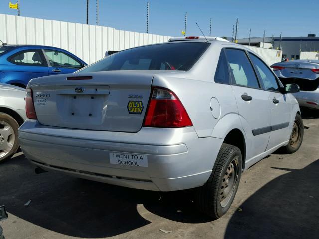 1FAFP34N35W114274 - 2005 FORD FOCUS ZX4 SILVER photo 4