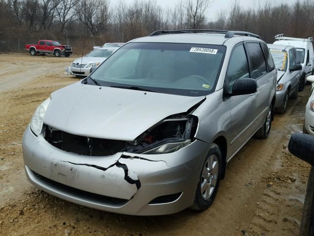 5TDZK23C47S034002 - 2007 TOYOTA SIENNA CE SILVER photo 2