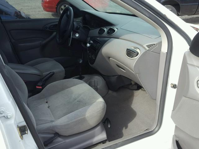 1FAFP34P92W238482 - 2002 FORD FOCUS SE WHITE photo 5