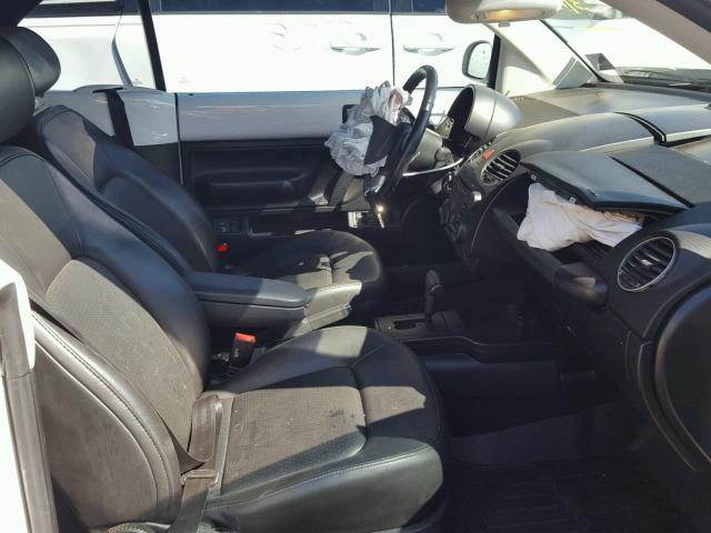 3VWRW3AL1AM007471 - 2010 VOLKSWAGEN NEW BEETLE თეთრი ფოტო 5