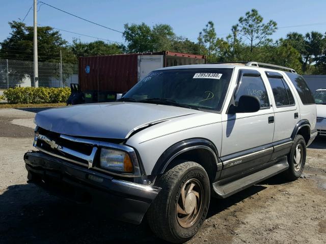 1GNDT13W9T2104176 - 1996 CHEVROLET BLAZER SILVER photo 2