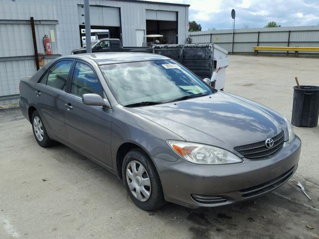 JTDBE32K520119708 - 2002 TOYOTA CAMRY LE GRAY photo 1