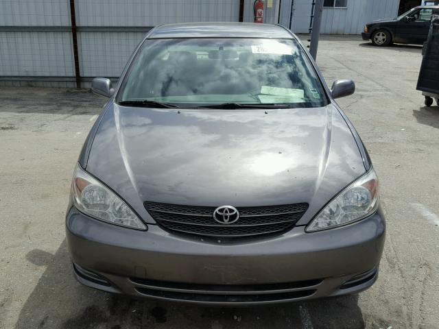 JTDBE32K520119708 - 2002 TOYOTA CAMRY LE GRAY photo 9