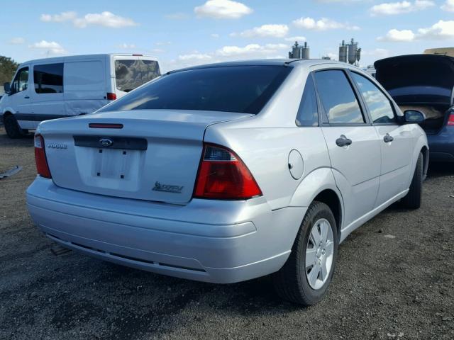 1FAFP34N97W298056 - 2007 FORD FOCUS ZX4 SILVER photo 4