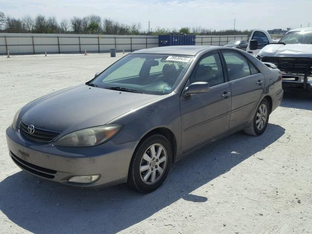 4T1BE32K23U750776 - 2003 TOYOTA CAMRY LE GRAY photo 2