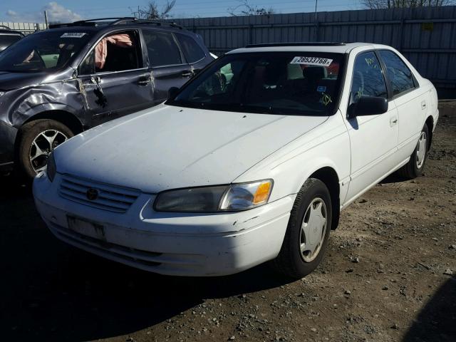 4T1BG22K6WU829151 - 1998 TOYOTA CAMRY CE WHITE photo 2