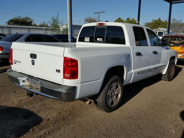 1D7HE58N95S138560 - 2005 DODGE DAKOTA QUA WHITE photo 4