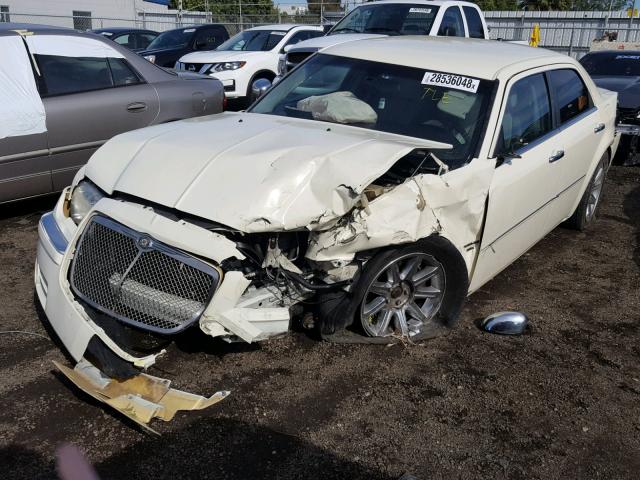 2C3JA63H05H666899 - 2005 CHRYSLER 300C CREAM photo 2