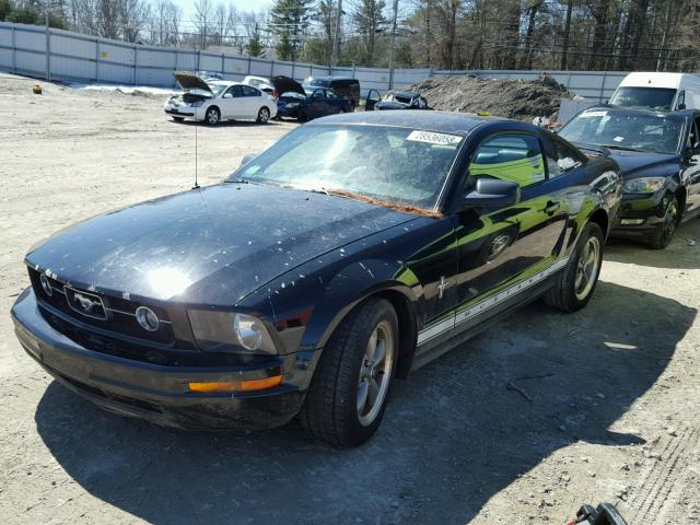 1ZVHT80NX65235549 - 2006 FORD MUSTANG BLACK photo 2