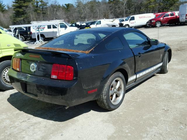 1ZVHT80NX65235549 - 2006 FORD MUSTANG BLACK photo 4