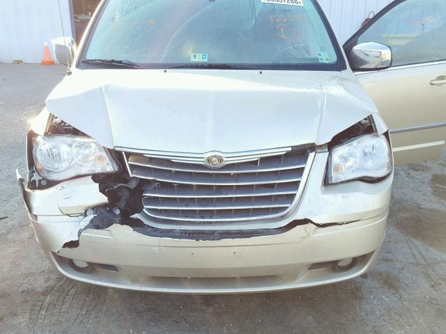 2A4RR5D15AR422537 - 2010 CHRYSLER TOWN & COU GOLD photo 7