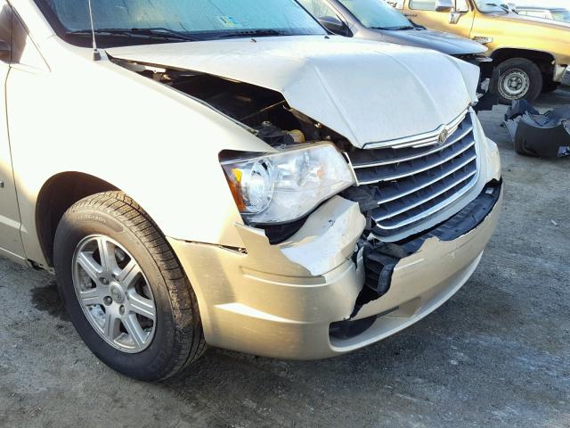 2A4RR5D15AR422537 - 2010 CHRYSLER TOWN & COU GOLD photo 9