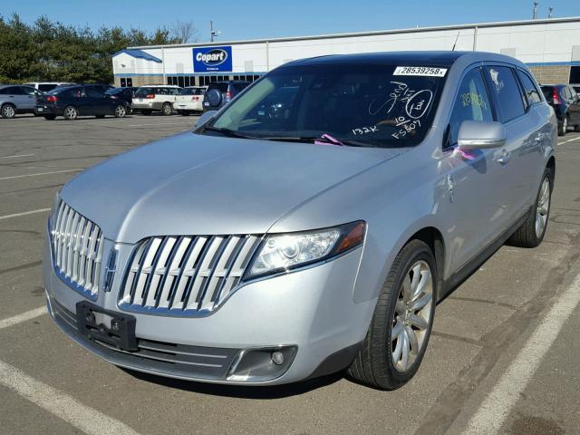 2LMHJ5AR7ABJ13390 - 2010 LINCOLN MKT SILVER photo 2