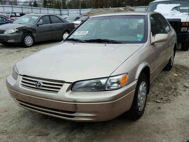 4T1BG22K2WU855858 - 1998 TOYOTA CAMRY CE TAN photo 2