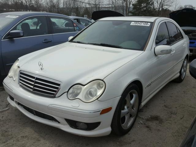 WDBRF40J55F704980 - 2005 MERCEDES-BENZ C 230K SPO WHITE photo 2