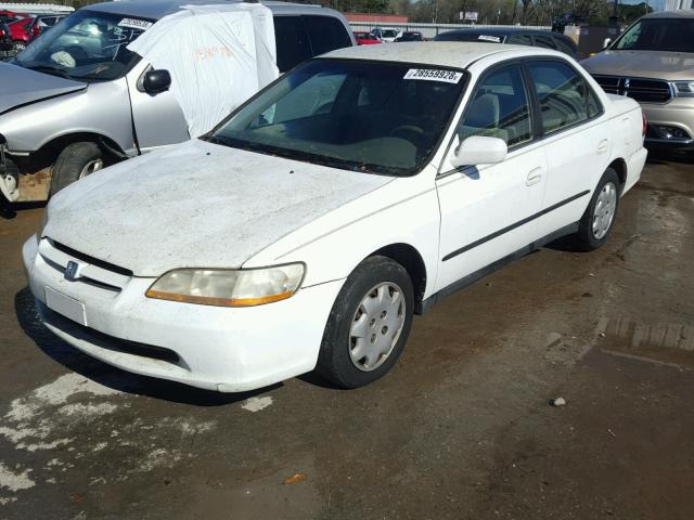 1HGCG5645WA176370 - 1998 HONDA ACCORD LX WHITE photo 2