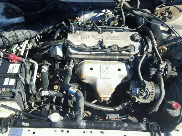 1HGCG5645WA176370 - 1998 HONDA ACCORD LX WHITE photo 7