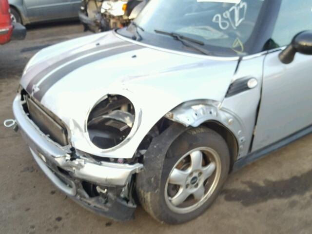 WMWML33509TN68923 - 2009 MINI COOPER CLU SILVER photo 9