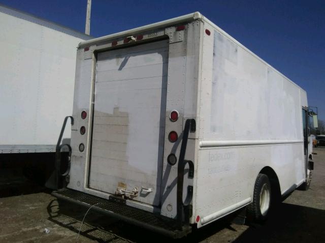 4UZAARDU88CZ59154 - 2008 FREIGHTLINER CHASSIS M WHITE photo 4