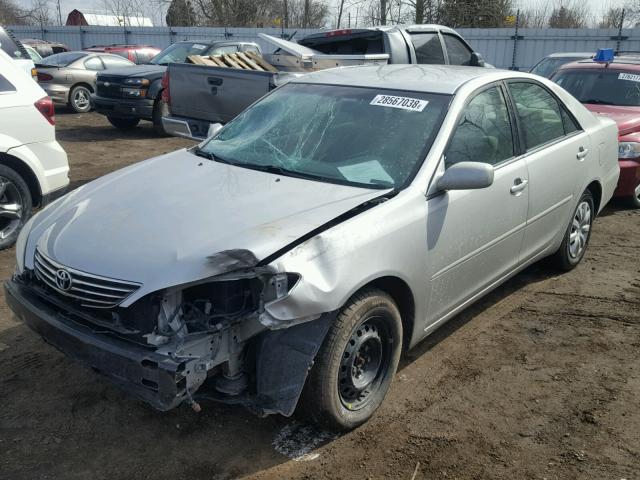 4T1BE32K75U011406 - 2005 TOYOTA CAMRY LE SILVER photo 2