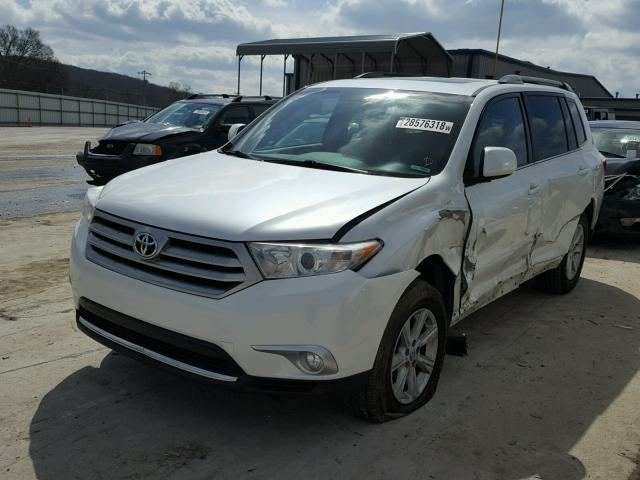 5TDBK3EH1DS225971 - 2013 TOYOTA HIGHLANDER WHITE photo 2