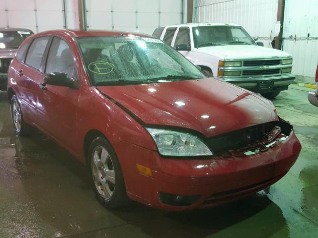 3FAFP37N95R116965 - 2005 FORD FOCUS ZX5 RED photo 1