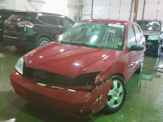 3FAFP37N95R116965 - 2005 FORD FOCUS ZX5 RED photo 2