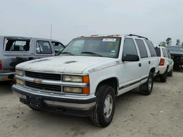 1GNEK13R2WJ310029 - 1998 CHEVROLET TAHOE K150 WHITE photo 2