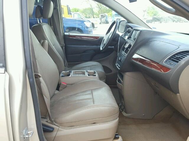 2C4RC1BG6DR564326 - 2013 CHRYSLER TOWN & COU 金色 照片 5