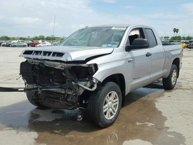 5TFUW5F19GX520860 - 2016 TOYOTA TUNDRA DOU SILVER photo 2