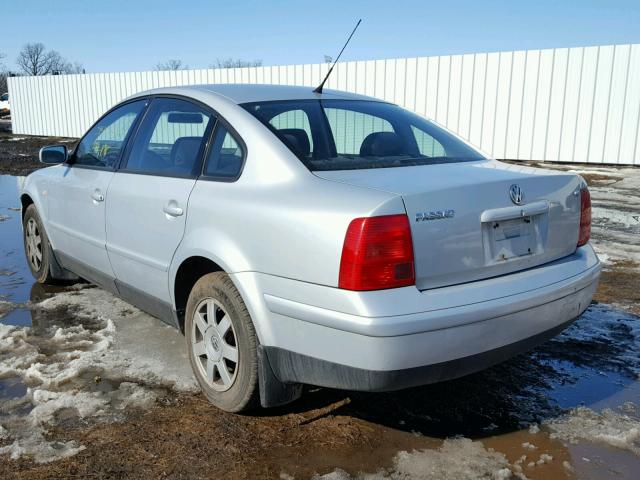 WVWMD23B5YE181285 - 2000 VOLKSWAGEN PASSAT GLS SILVER photo 3