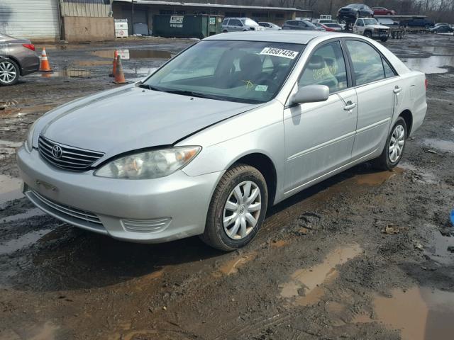 4T1BE32K35U399248 - 2005 TOYOTA CAMRY LE SILVER photo 2