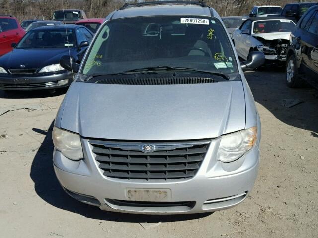 2C4GP54L85R338402 - 2005 CHRYSLER TOWN & COU SILVER photo 9